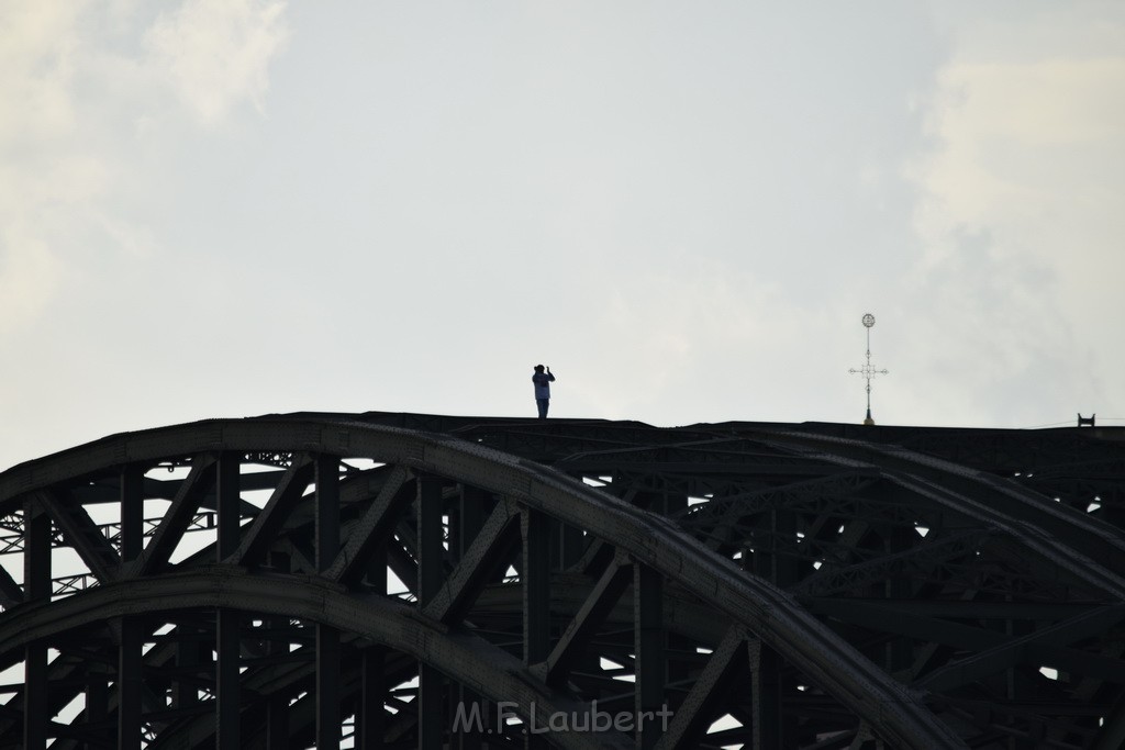 PSpringt kein Suizid Brueckenspringer Koeln Hohenzollernbruecke P126.JPG - Miklos Laubert